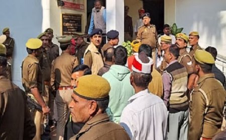 जौनपुर में डीएम दफ्तर के सामने दंपत्ति ने किया आत्मदाह का प्रयास