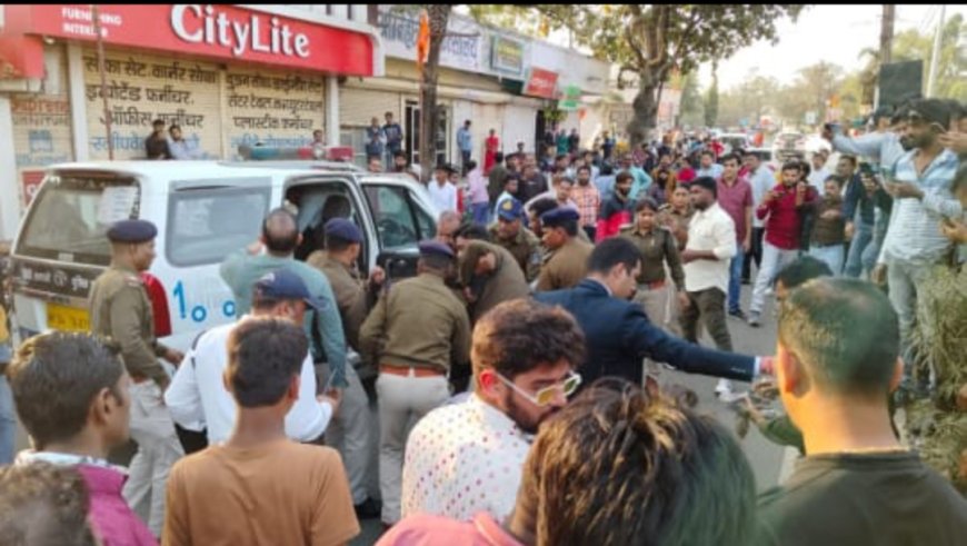 एक महिला ने अपने प्रेमी की मदद से पति की चाकू मारकर हत्या कर दी और बाद में हत्या को दुर्घटना बताने के लिए मृतक के शव को वाहन से कुचलवा दिया।