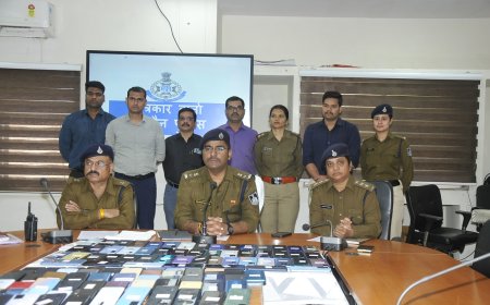 पुलिस अधीक्षक द्वारा असल मालिको को सुपुर्द किए गए गुम मोबाईल। आईटी सेल, संबंधित शहर / देहात थाना बल ने मेहनत व सक्रियता से पाई सफलता। मोबाईल वापस मिलने पर सभी मोबाईल धारकों के चेहरो पर लौटी मुस्कान