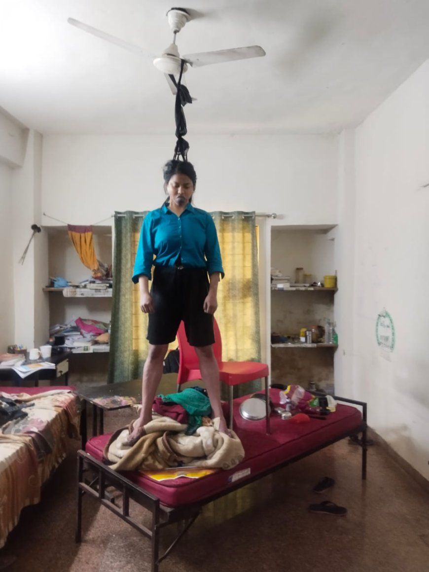 चिरायु मेडिकल कॉलेज में पढ़ने वाली MBBS फर्स्ट ईयर की छात्रा ने फांसी लगाकर खुदकुशी