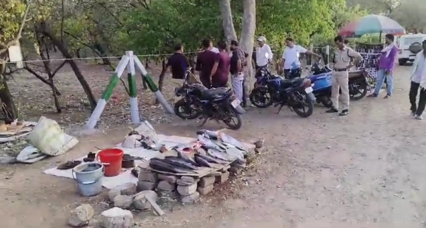 मध्य प्रदेश की राजधानी भोपाल में मेंन रोड पर बेचा जा रहा है मांस