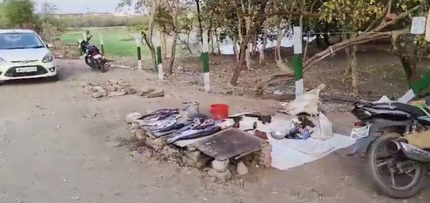 मध्य प्रदेश की राजधानी भोपाल में मेंन रोड पर बेचा जा रहा है मांस