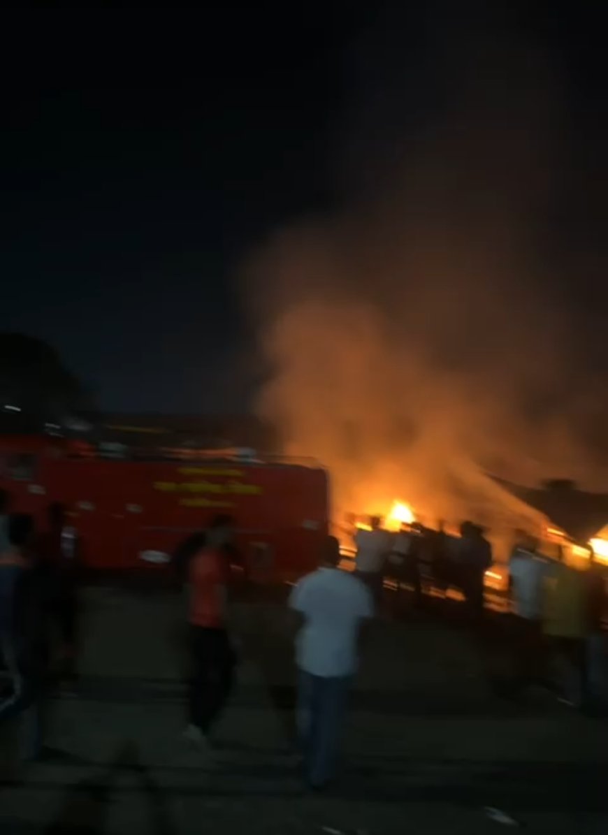 उज्जैन में देर रात पटाखा दुकानों में आग लग गई। आगर रोड स्थित सामाजिक न्याय परिसर में हुआ हादसे मैं बाइक सहित दो दुकानें खाक हो गई।