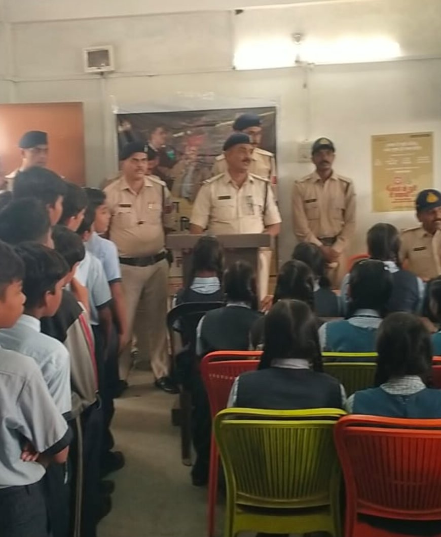 नशे से दूरी है जरूरी" अभियान के दौरान स्थानीय छोला मंदिर थाना पुलिस ने किया संवाद